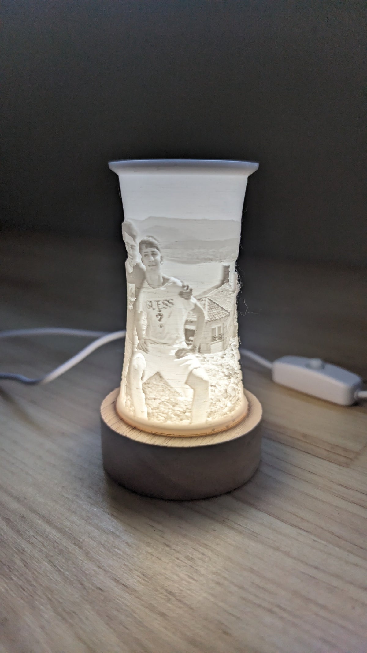 Cilindro litográfico curvado personalizado · Base madera USB