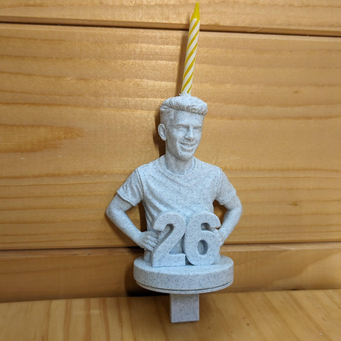 Figura de cumpleaños personalizada BRET3D con número 26 en una sola figura
