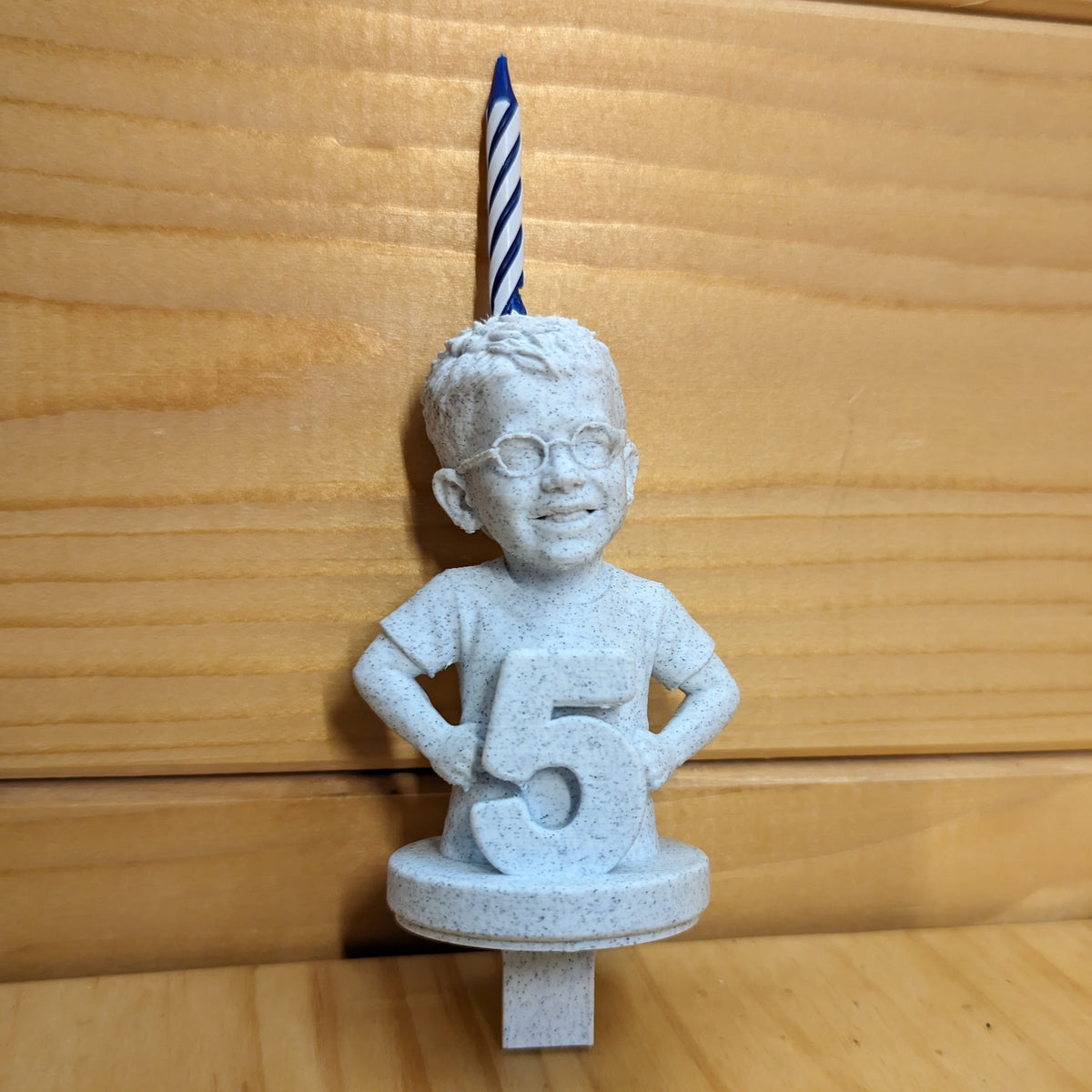 Fotografía de una muestra física de figura de cumpleaños personalizada BRET3D